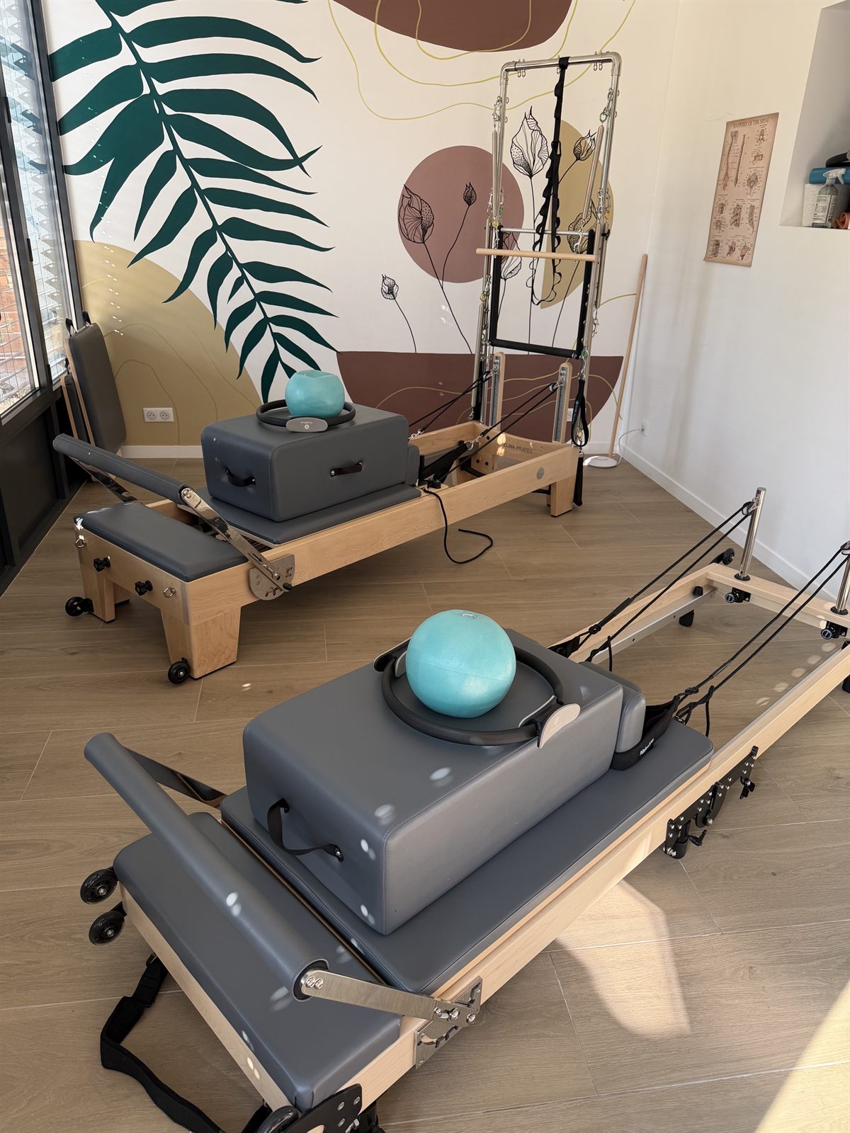 Deux Reformers et la Tower au Studio 55 Pilates à Clamart, prêts pour un cours privé solo ou duo