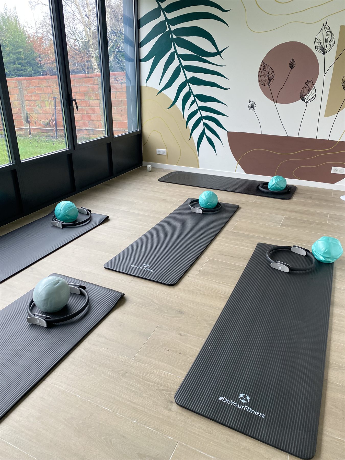 Tapis de Pilates installés dans le studio à Clamart, avec ballons et cercles